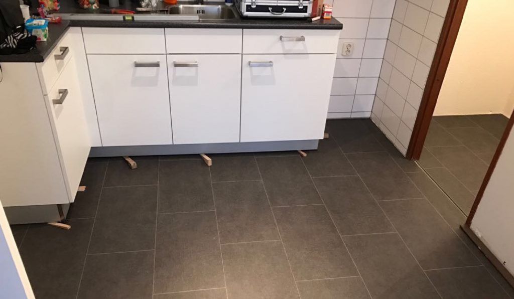 Renovatie en vloertegelwerk in een keuken